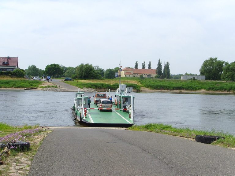 Die Fähren in der Umgebung sind alte Gierseilfähren, die zur Überquerung die Strömung der Elbe ausnutzen