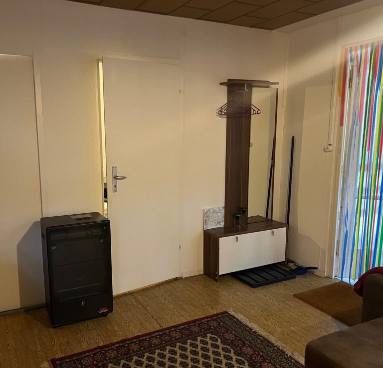 Eingangsbereich Bungalow mit Garderobe im Camp