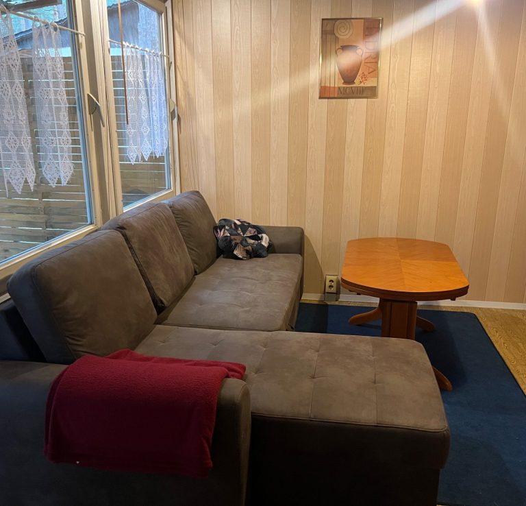 gemütliche Sitzecke mit Tisch zum Wohlfühlen