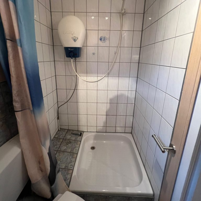 komfortables warmes Duschen ist auch im Wald möglich Camp Bungalow