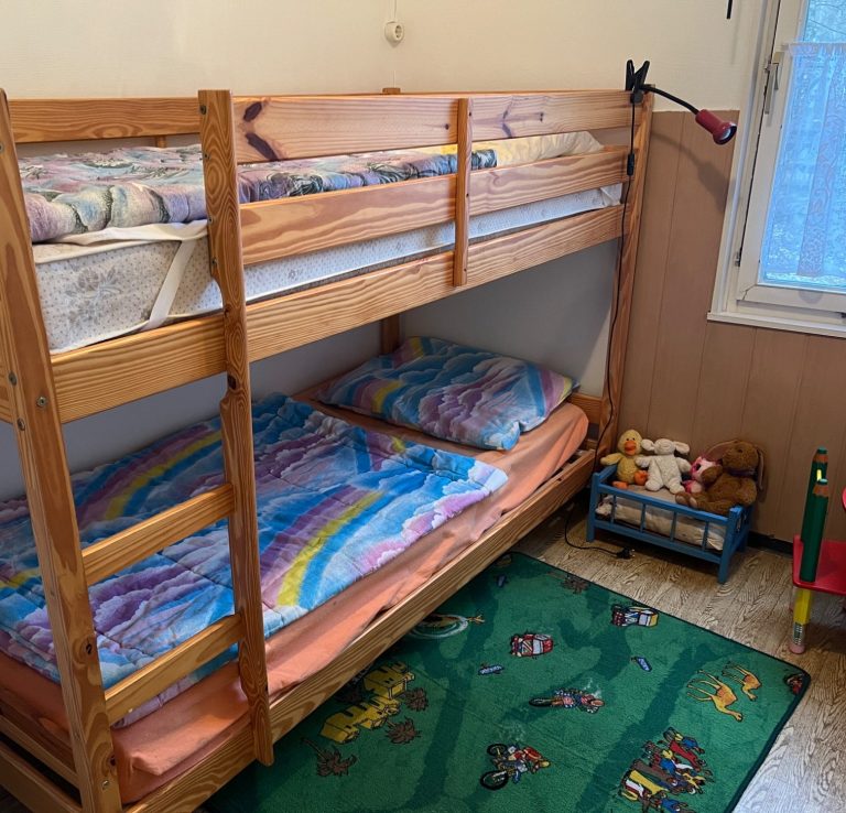 Kinderzimmer mit Doppelstockbett und Spieltisch - da fühlen sich die Kinder wohl